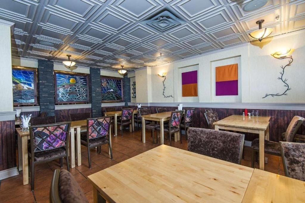 Coast High Country Inn Whitehorse Exteriör bild
